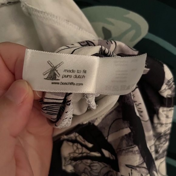 Beach life illustrated one piece - Picture 4 of 5